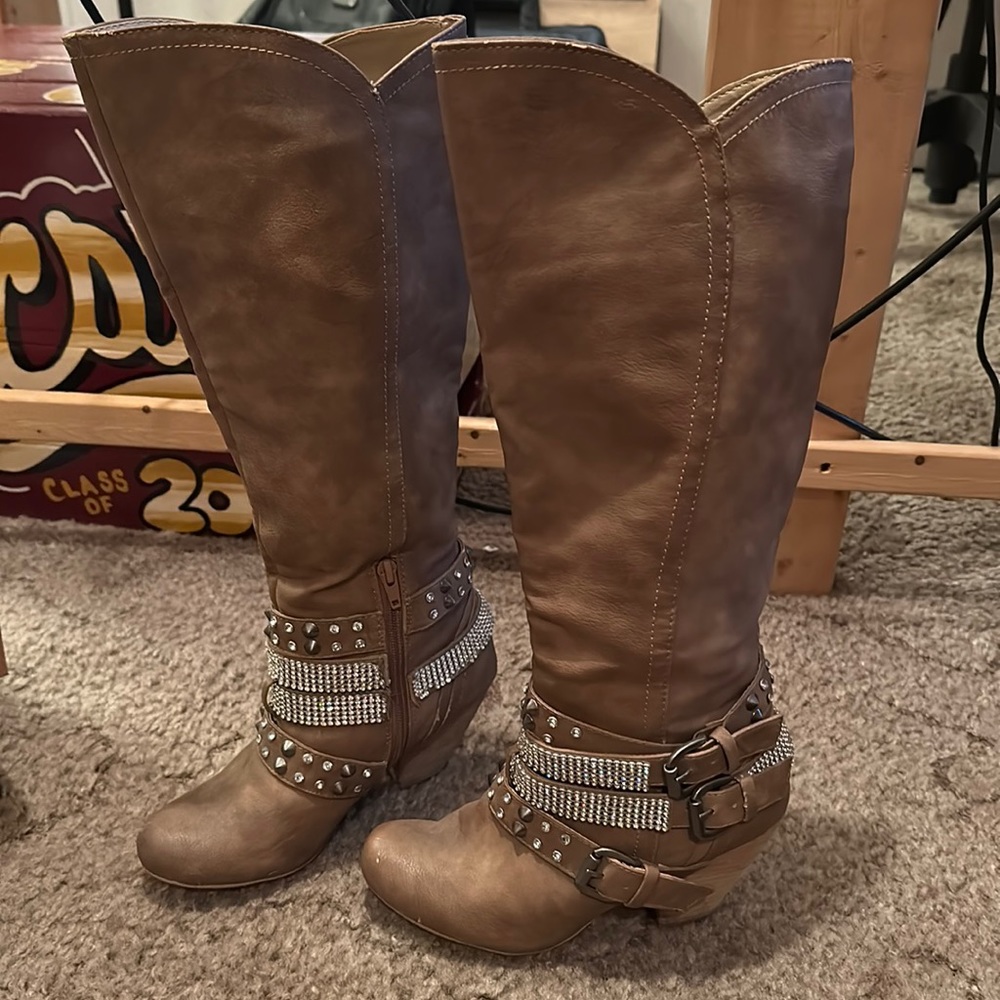 Boots - Picture 1 of 7